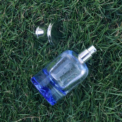 Розкішна пляшка парфумів